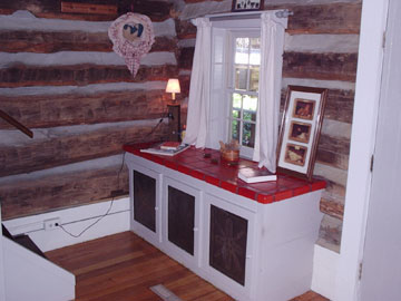 The Yadkin Valley Honeymoon Cabin-Desk