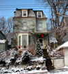 Staten Island, New York (NY) Bed & Breakfast: You will enjoy Victorian charm, luxury and amenities of a 5 star Manhattan furnished apartment. Gourmet fully equipped KITCHEN, fully tiled en suite BATHROOM, large queen sized BEDROOM and large comfortable LIVING ROOM. A/C and heat can be individually controlled by room. Features of the LIVING ROOM: 32 in. cable color TV, stereo with 5 disc CD player, private telephone with computer jack, sofa bed (queen size for guests). BEDROOM has bed side cable TV.