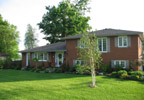 Kingston, Ontario (ON) Bed & Breakfast: Arabella on the Lake is a bed & breakfast with a view. The inn sits directly on the shore of Lake Ontario and offers 3 welcoming guest rooms with waterfront views. Located in historic Kingston just 10 minutes from downtown and 5 minutes from the Kingston airport, Arabella is an ideal choice for a relaxing getaway. While at Arabella, we invite you to enjoy the comfortable guest livingroom with its wall of windows facing Lake Ontario. Relax to the sound of the lake rolling onto the shore or enjoy a good book curled up by the fireplace.